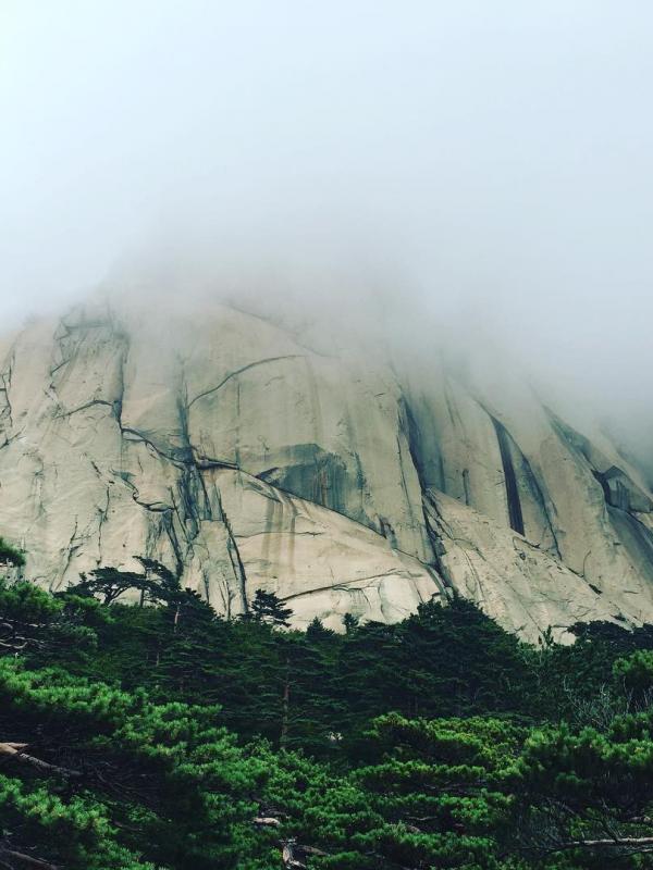 Ulsan Rock, Seorak Mountain, Korea Selatan. (jeonghw__/Instagram)