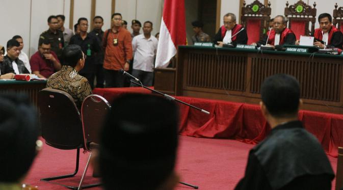 Terdakwa Basuki Tjahaja Purnama atau Ahok menjalani sidang lanjutan kasus dugaan penodaan agama di Auditorium Kementan, Jakarta Selatan, Selasa (7/3). Pada sidang ke-13, tiga saksi meringankan dari pihak Ahok dihadirkan. (Liputan6.com/Pool/Unank Ramdani) 