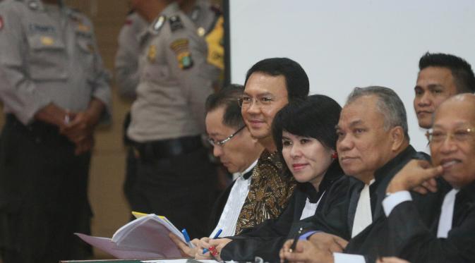 Terdakwa Basuki Tjahaja Purnama atau Ahok mendengarkan keterangan saksi yang dihadirkan dari pihak tim kuasa hukumnya dalam sidang lanjutan kasus dugaan penodaan agama di Auditorium Kementan, Jakarta, Selasa (7/3). (Liputan6.com/Pool/Unank Ramdani) 
