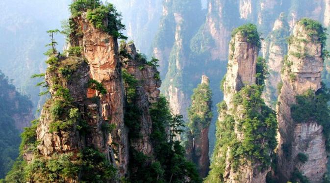 Wulingyuan Scenic Area, Zhangjiajie, Tiongkok. (visitourchina.com)