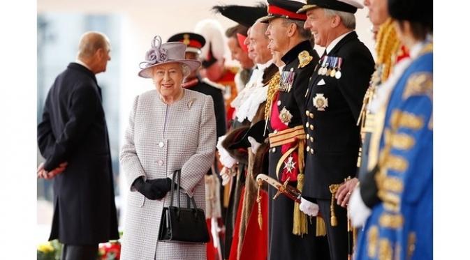 Ternyata Ratu Elizabeth kerap menyampaikan kode rahasia kepada para pengawalnya lewat sebuah tas tangan. 