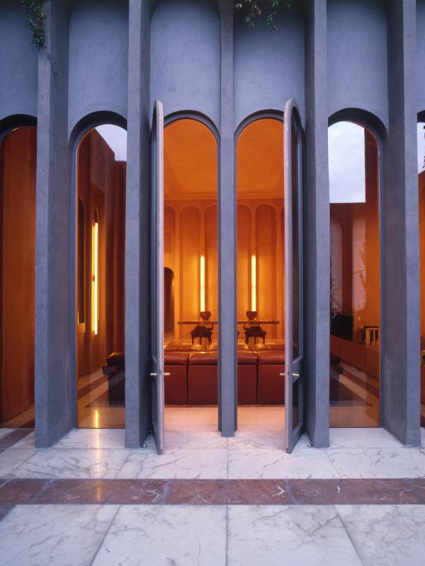 Seorang arsitek Ricardo Bofill mengubah pabrik terbengkalai di pinggiran Barcelona menjadi rumah pribadi dan studi arsitekturnya. Sumber: mymodernmet.com.