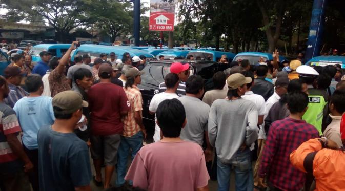 Sopir angkot mengerumuni sebuah transportasi online yang kedapatan menurunkan penumpang di depan stasiun (Zainul Arifin/Liputan6.com)