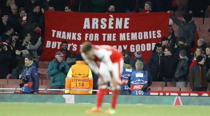 Fans Arsenal membentangkan pesan agar Arsene Wenger pergi begitu The Gunners disingkirkan Bayern Muenchen di Liga Champions. (AP Photo/Frank Augstein)