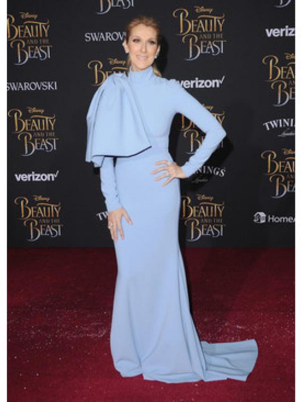 Gaya Celine Dion di premiere Beauty and the Beast sukses membuat Anda terkesima.