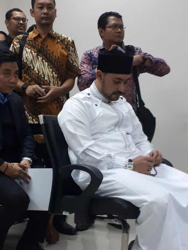 Ustaz Ahmad Alhabsyi tertunduk saat mengikuti sidang cerai perdananya bersama Putri Aisah Aminah. (Rizky Aditya Saputra/Liputan6.com)