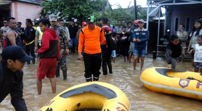 Meluapnya sungai Air Kotok mengakibatkan ratusan rumah di Kabupaten Lebong terendam air. (Liputan6.com/Yuliardi   Hardjo)
