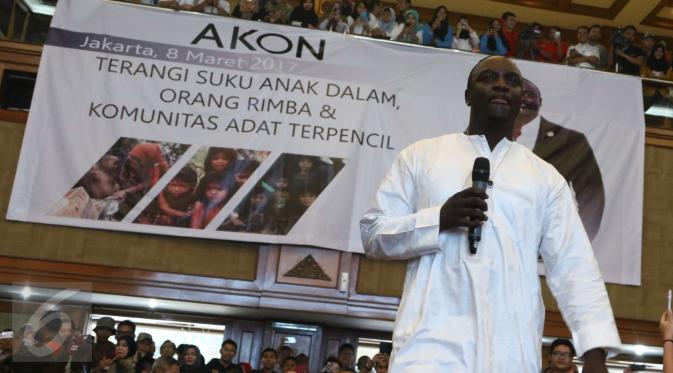 Aliaune Damala Akon Thiam alias Akon tampil menghibur di Kementerian Sosial, Jakarta, Rabu (8/3). Akon menggelar mini konser yang bertema "AKON Terangi Suku Anak Dalam, Orang Rimba, dan Komunitas Adat Terpencil". (Liputan6.com/Helmi Afandi)