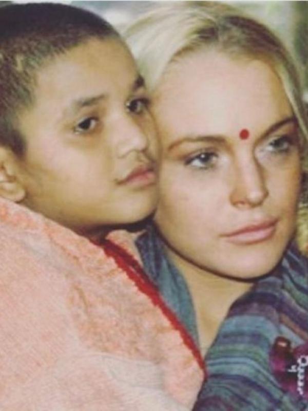 Lindsay Lohan bersama seorang gadis kecil. (Instagram - @lindsaylohan)