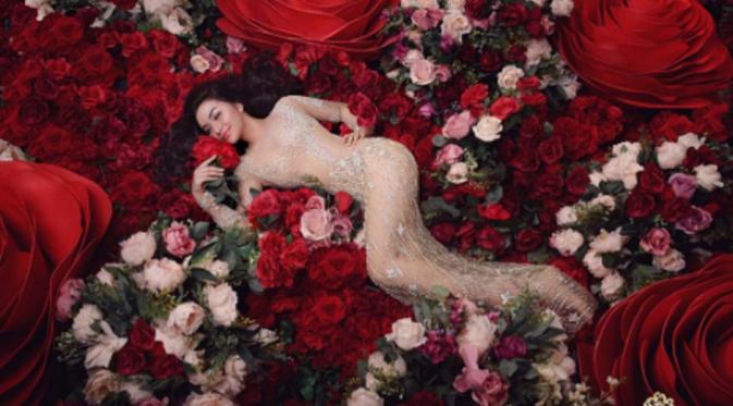 Ariel Tatum berpose di atas mawar (Instagram/fdphotography90)