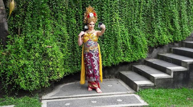 Putri Arab Pakai Kemben di Bali | via: facebook.com/wayan.adisumiran