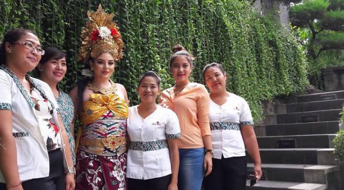 Putri Arab Pakai Kemben di Bali | via: facebook.com/wayan.adisumiran