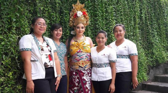 Putri Arab Pakai Kemben di Bali | via: facebook.com/wayan.adisumiran