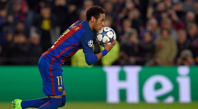Penyerang Barcelona, Neymar melakukan selebrasi usai mencetak gol ke gawang PSG pada leg kedua babak 16 besar Liga Champions di Barcelona, Spanyol (9/3). Neymar mencetak dua gol pada pertandingan ini. (AFP Photo / Lluis Gene)