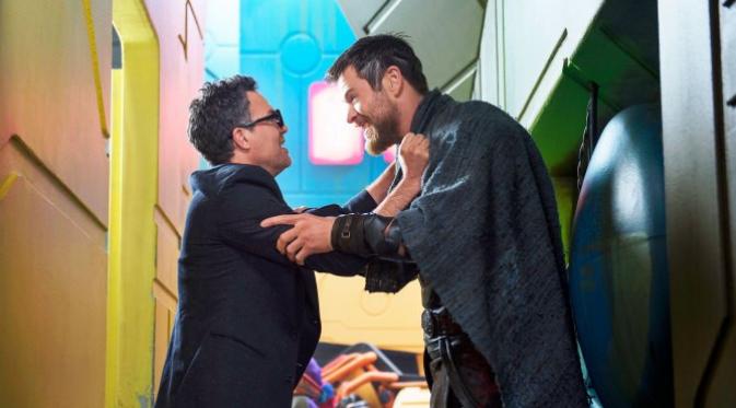 Bruce Banner alias Hulk (Mark Ruffalo) dan Thor (Chris Hemsworth) di Thor Ragnarok. (Entertainment Weekly)