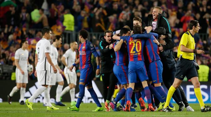 Para pemain Barcelona merayakan kemenangan usai pertandingan melawan PSG pada leg kedua babak 16 besar Liga Champions di stadion Camp Nou, Spanyol (9/3). Barcelona menang 6-1 (agregat 6-5). (AP Photo/Emilio Morenatti)