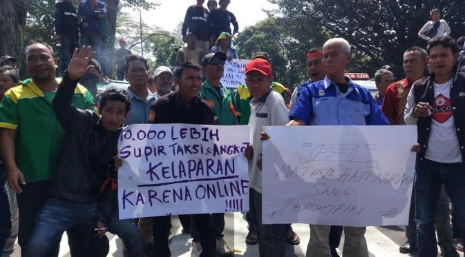 Demo angkot Bandung tolak aksi online (Liputan6.com / Kukuh Saokani)