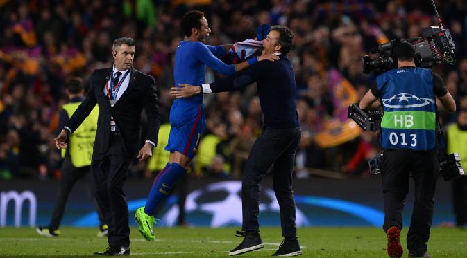 Pelatih Barcelona, Luis Enrique (kedua dari kanan) merayakan kemenangan bersama Neymar usai pertandingan melawan Paris Saint-Germain pada leg kedua 16 besar Liga Champions di Camp Nou, Kamis (9/3/2017) dinihari WIB. (AFP/Josep Lago)