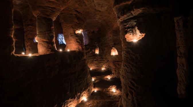 Lubang kelinci ini ternyata menyimpan arsitektur gua yang luar biasa, tersimpan rapi sejak 700 tahun yang lalu. (foto : Michael Scott)
