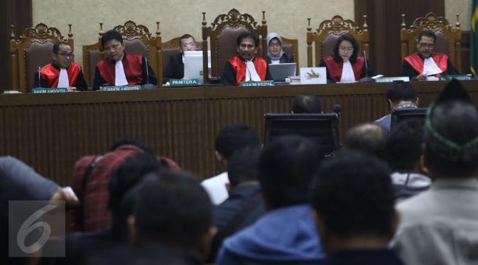 Dua terdakwa kasus dugaan korupsi pengadaan proyek e-KTP, Irman dan Sugiharto, menjalani sidang perdana di Pengadilan Tipikor Jakarta, Kamis (9/3). Agenda sidang perdana yakni pembacaan surat dakwaan oleh jaksa penuntut umum. (Liputan6.com/Helmi Afandi)