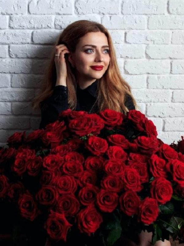 Buket Bunga sewaan ini bisa bantu wanita buat cemburu orang-orang dengan 101 bunga mawar. (Foto : Odditycentral.com)