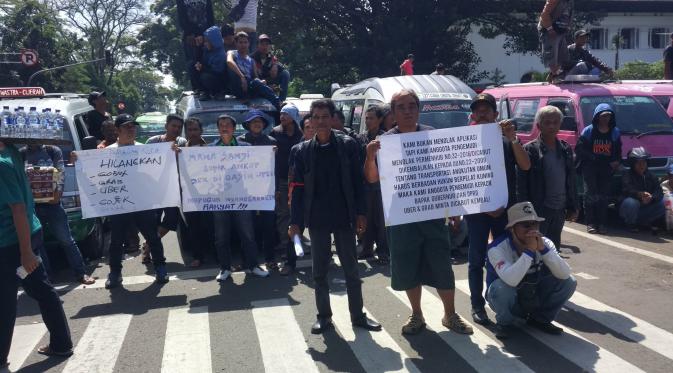 Demo penolakan ojek dan taksi online di Bandung (/Kukuh Saokani)