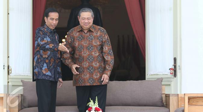 Presiden Joko Widodo (Jokowi) mengajak Presiden keenam RI Susilo Bambang Yudhoyono (SBY) berbincang santai di beranda Istana Merdeka, Jakarta, Kamis (9/3). Sebelumya, Jokowi dan SBY menggelar pertemuan tertutup di dalam Istana. (Liputan6.com/Angga Yuniar)