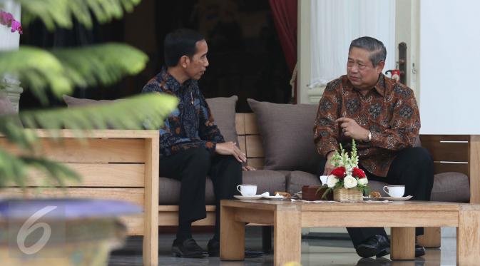 Presiden Jokowi dan Presiden keenam RI Susilo Bambang Yudhoyono (SBY) berbincang santai di beranda Istana Merdeka, Jakarta, Kamis (9/3). Jokowi dan SBY terlihat santai sambil menikmati secangkir teh dan makanan ringan. (Liputan6.com/Angga Yuniar)