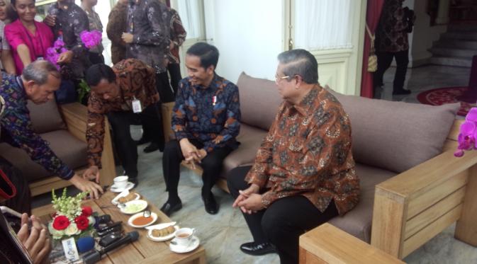 Presiden Jokowi dan mantan Presiden SBY bertemua di Istana Merdeka, Jakarta, Kamis (9/3/2017). (Ahmad Romadoni/Liputan6.com)