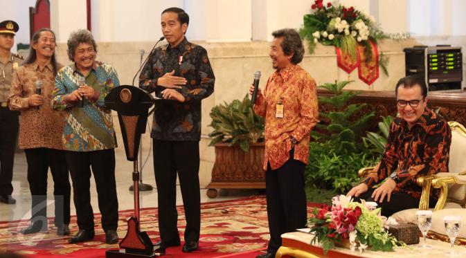 Presiden Jokowi bersama bimbo saat merayakan Hari Musik Nasional 2017 di Istana Negara, Jakarta, Kamis (9/3). Acara ini dihadiri oleh para penyanyi-penyanyi ternama Indonesia. (Liputan6.com/Angga Yuinar)