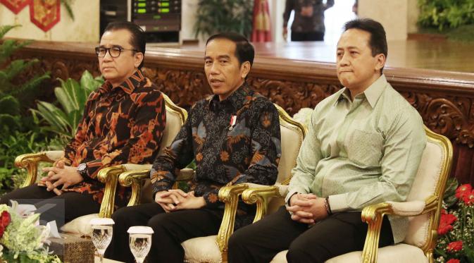 Presiden Jokowi (tengah), Tantowi Yahya (kiri) dan Triawan Munaf saat menghadiri Hari Musik Nasional 2017 di Istana Negara, Jakarta, Kamis (9/3). Acara ini dihadiri oleh para penyanyi-penyanyi ternama Indonesia. (/Angga Yuinar)