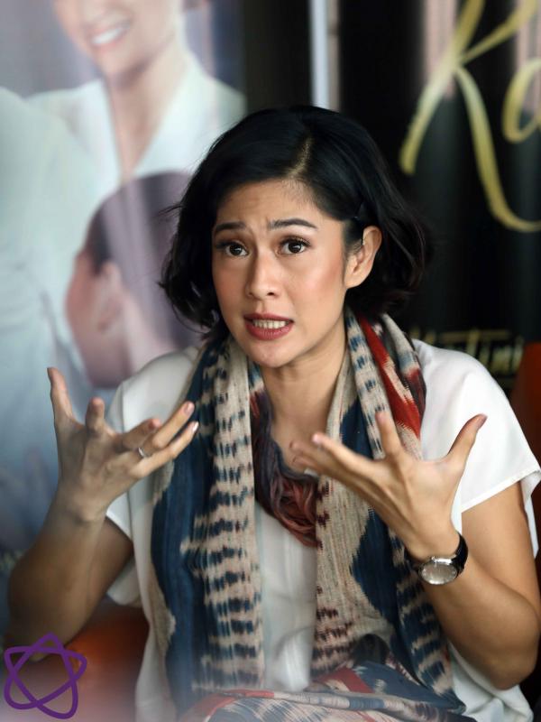 Curhat Dian Sastrowardoyo belajar detail gestur gadis Jawa untuk film Kartini. (Nurwahyunan/bintang.com)