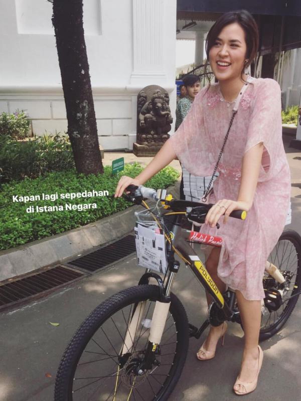 Raisa naik sepeda di Istana Negara. (via instagram.com/raisa6690)