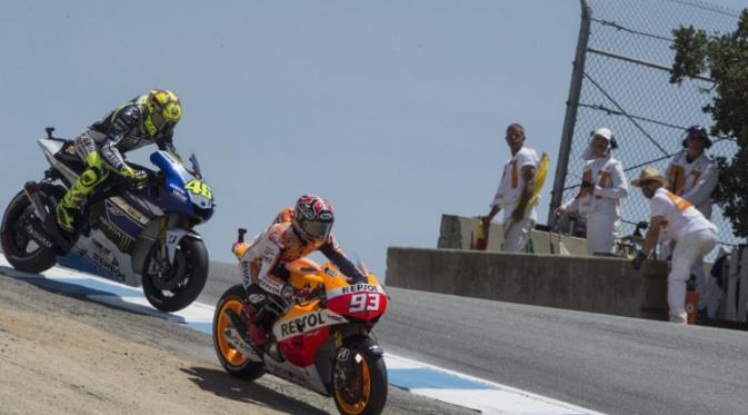 Marc Marquez menikung Valentino Rossi di tikungan Corkscrew, Sirkuit Laguna Seca, Amerika Serikat. (AFP)