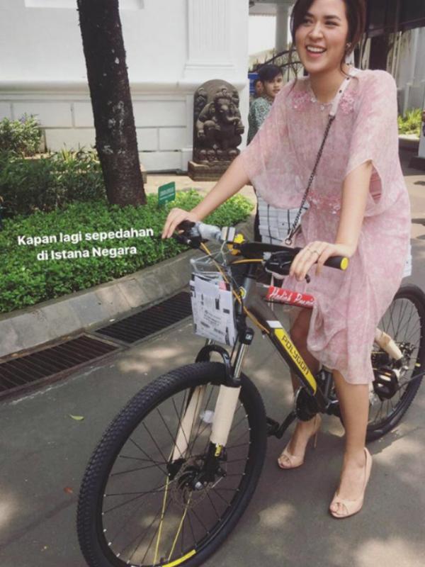 Raisa memamerkan sepeda yang diberikan oleh Presiden Jokowi. (Instagram Stories - @raisa6690)
