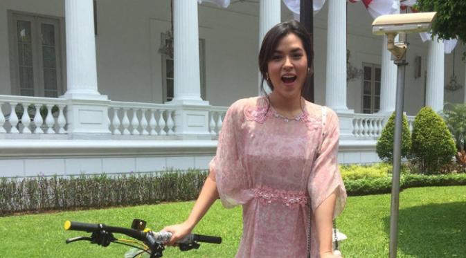 "Guys, aku baru aja selesai ketemu Bapak Presiden Joko Widodo untuk acara Hari Musik Nasional dan guess what? Aku dapat sepeda. Hadiah presiden Jokowi," ungkap Raisa bahagia. (Twitter/Raisa6690)