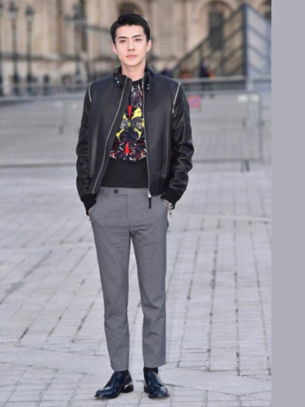 Sehun `EXO` saat menghadiri pagelaran busana Louis Vuitton di Paris, Prancis, Selasa (7/3/2017).