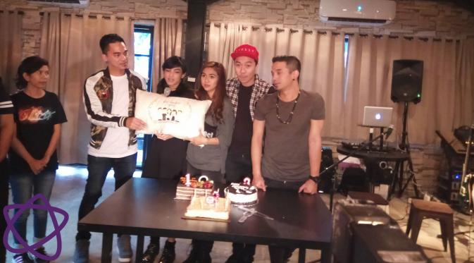 Pasca Ungu merilis single terbaru, Enda dan Onci juga merayakan ulang tahun band mereka, Volmax. (Riswinanti Permatasari/Bintang.com)