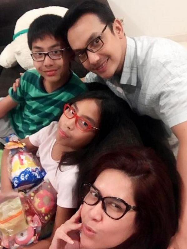 Gunawan bersama Lala dan dua anaknya (Instagram/@lala_gunawan_family)