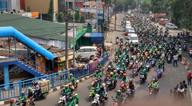 Konvoi bareng ratusan sopir angkot dan ojek online di Tangerang pasca bentrokan Kamis (8/3). (Liputan6.com/Pramita)