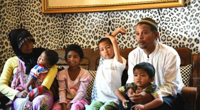 Abdul Gani (47) mendorong gerobak berisi istri dan empat anaknya dari Lampung ke Surabaya, untuk pulang kampung. (Liputan6.com/Abramena)
