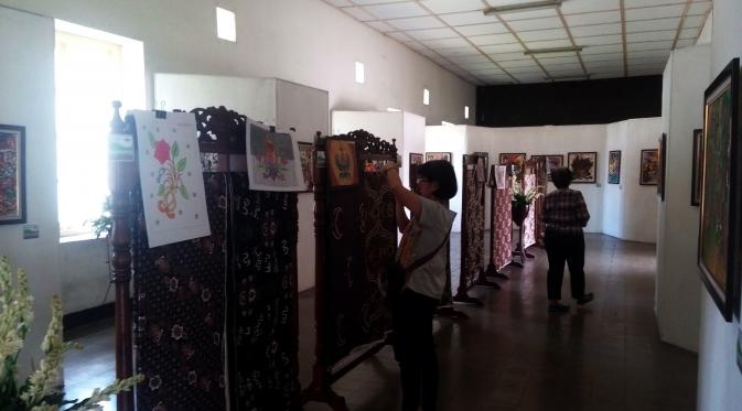 Sebanyak 14 batik asli Puro Pakualaman dipamerkan di Gedung Danawara Ndalem, Puro Pakualaman, Kota Yogyakarta. (Liputan6.com/Yanuar H)