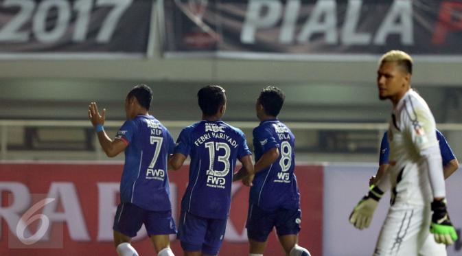 Penyerang Persib, Atep (kiri) merayakan golnya ke gawang Semen Padang saat laga perebutan tempat ketiga Piala Presiden 2017 di Stadion Pakansari, Kab Bogor, Sabtu (11/3). Persib menang 1-0. (Liputan6.com/Helmi Fithriansyah) 