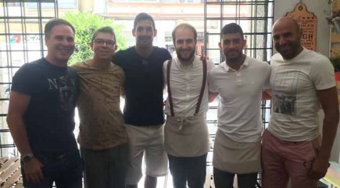 Mantan kapten Deportivo La Coruna, Manuel Pablo (paling kanan), sering berkunjung ke Cafe Entre 2 Mucho Mejor di La Coruna. (Bola.com/Okky Herman Dilaga)
