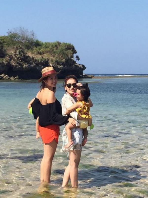 Ayu Ting Ting dan Jessica Iskandara saat sedang menikmati keindahan pantai di Bali (Instagram/@mom_ayting92_)