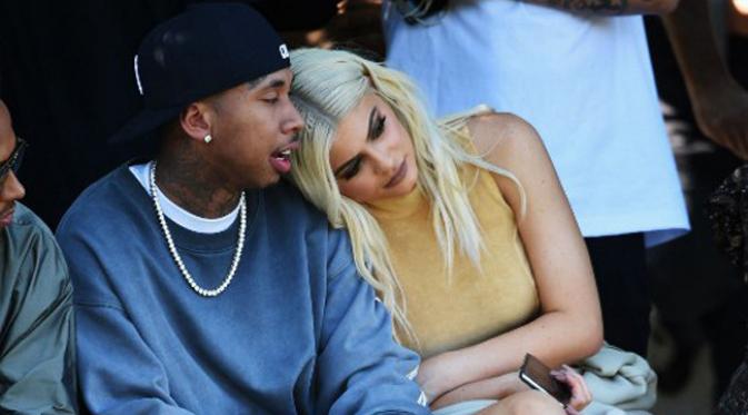 Kemesraan nampaaknya tak akan terlihat lagi dari pasangan Kylie Jenner dan Tyga. Keduanya dikabarkan telah mengakhiri hubungan mereka setelah berjalan selama kurang lebih satu tahun lebih. (AFP/Bintang.com)