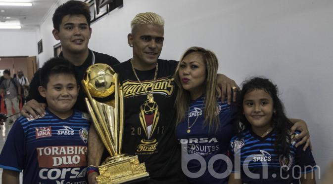 Striker Arema FC, Cristian Gonzales, bersama istri dan anak-anaknya merayakan keberhasilan meraih gelar Piala Presiden 2017 di Stadion Pakansari, Jawa Barat, Minggu (12/3/2017). (Bola.com/Vitalis Yogi Trisna)