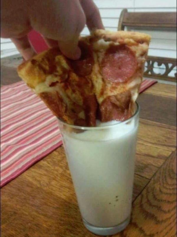Kira-kira seperti apa rasa pizza yang disantap dengan susu? (Foto: Seventeen)