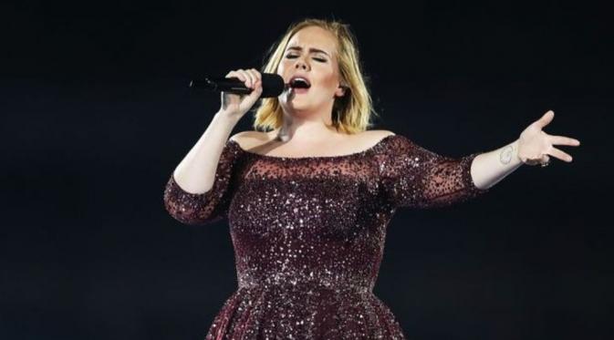 Adele ternyata punya akun Twitter rahasia. [foto: mirror.co.uk]