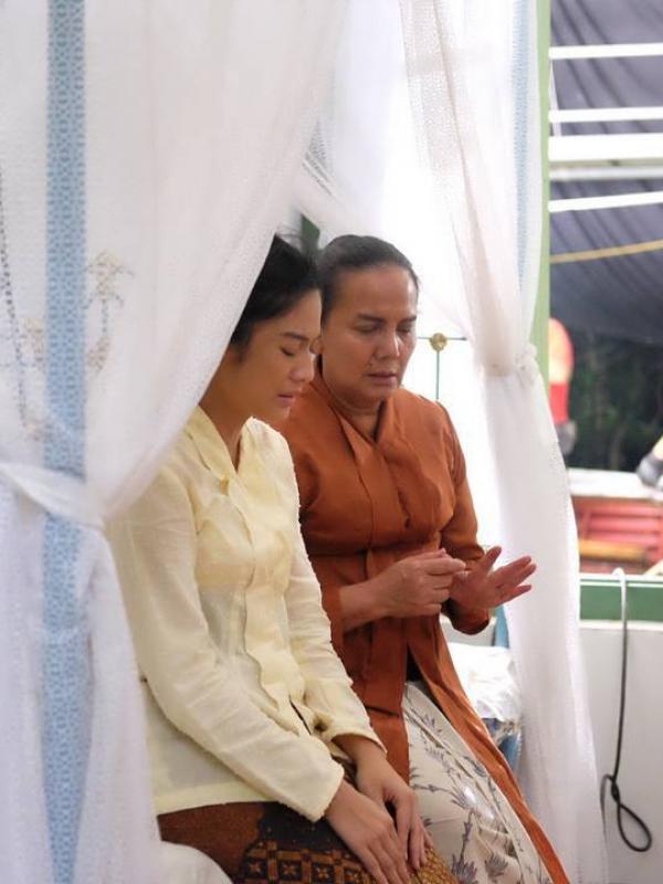 Dian Sastrwardoyo dan Christine Hakim dalam film Kartini  (Instagram/therealdisastr)